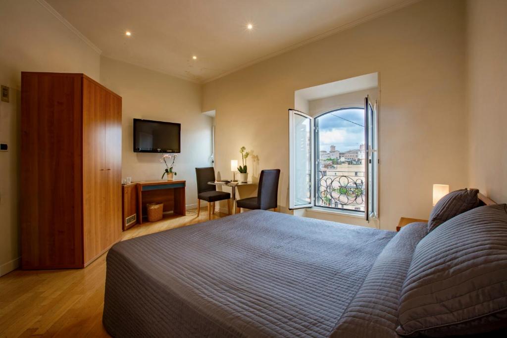 ローマにあるTourist House B&Bのベッドルーム1室(ベッド1台、大きな窓付)