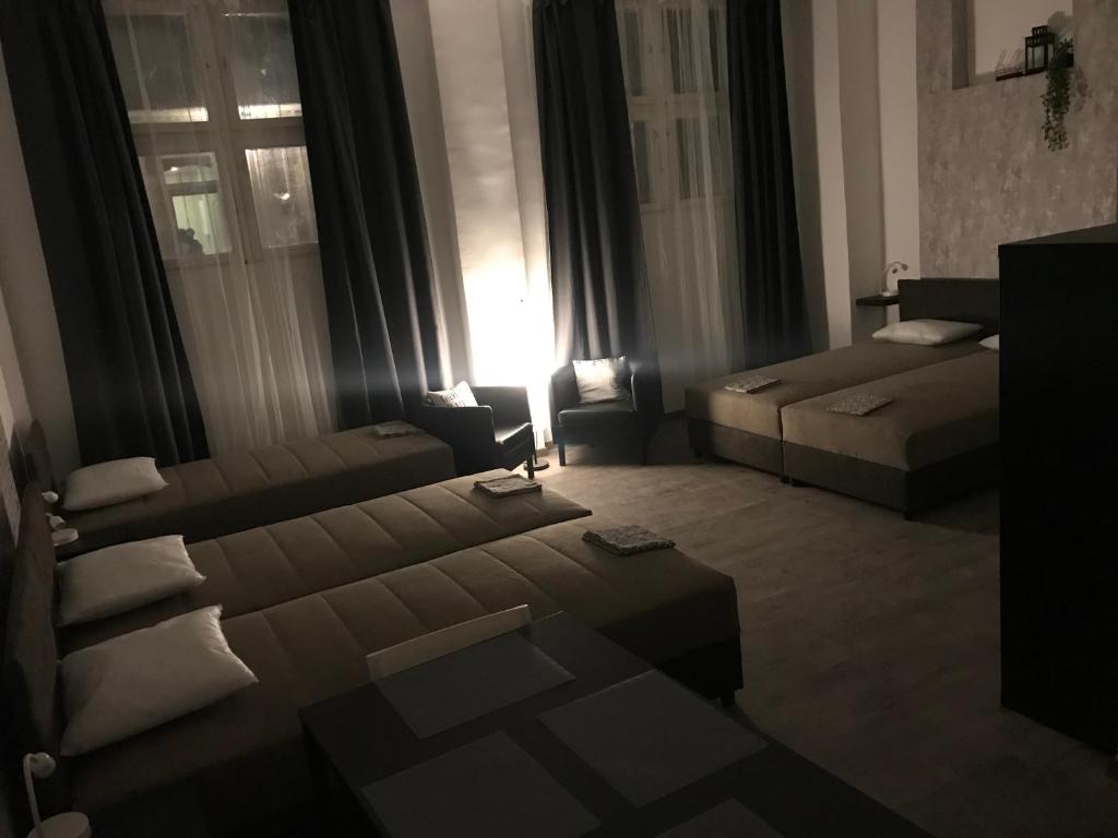 - un salon avec deux lits et une fenêtre dans l'établissement Benvenuto Apartman, à Budapest