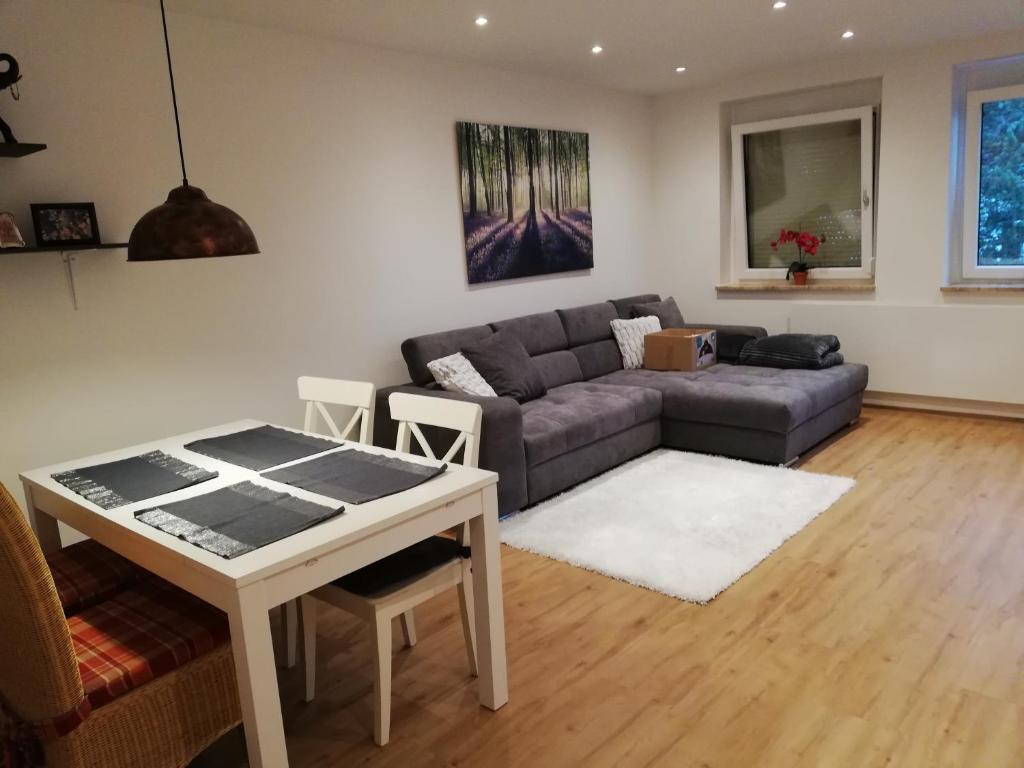uma sala de estar com um sofá e uma mesa em Ausseeerland em Bad Aussee