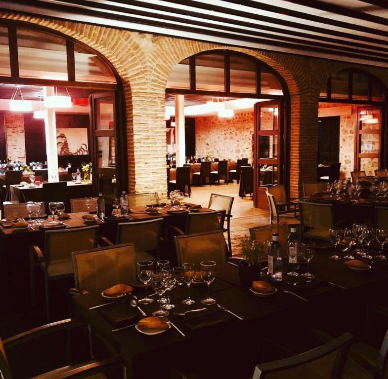 A restaurant or other place to eat at Hotel Cienbalcones
