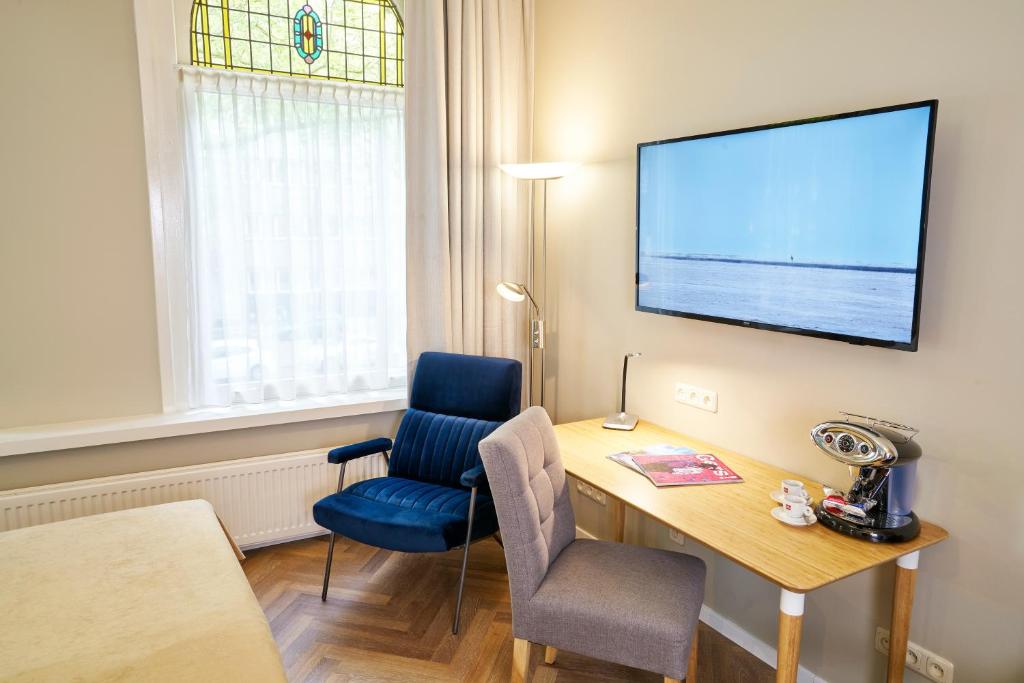 TV a/nebo společenská místnost v ubytování Hotel Van Walsum