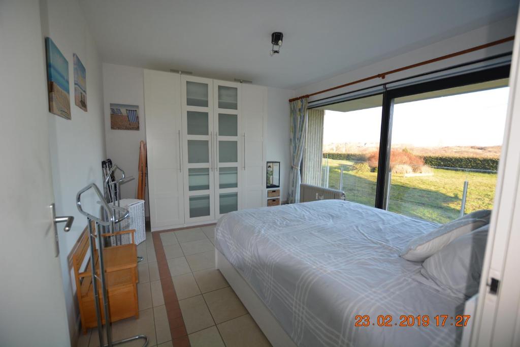 Postel nebo postele na pokoji v ubytování SunnySide-of-TheSea - with open view on nature, big terraces all around - very close to sea, beach, stores, restaurants & beach bars