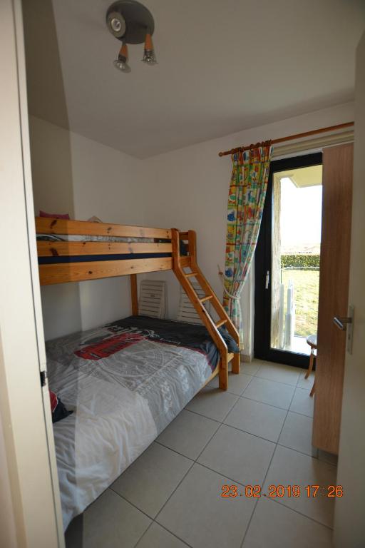 Postel nebo postele na pokoji v ubytování SunnySide-of-TheSea - with open view on nature, big terraces all around - very close to sea, beach, stores, restaurants & beach bars