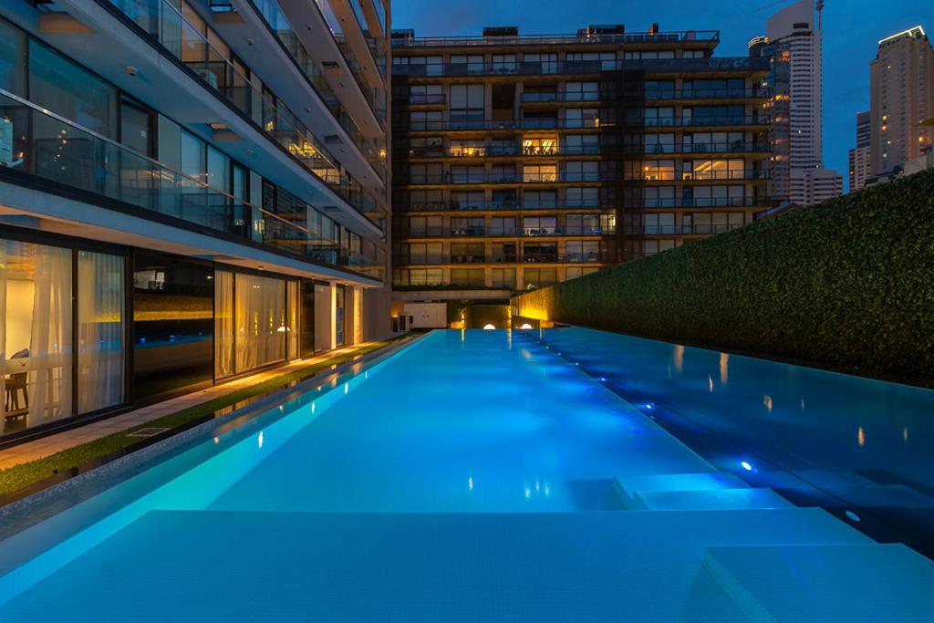 uma grande piscina no meio de um edifício em City Madero Buenos Aires em Buenos Aires