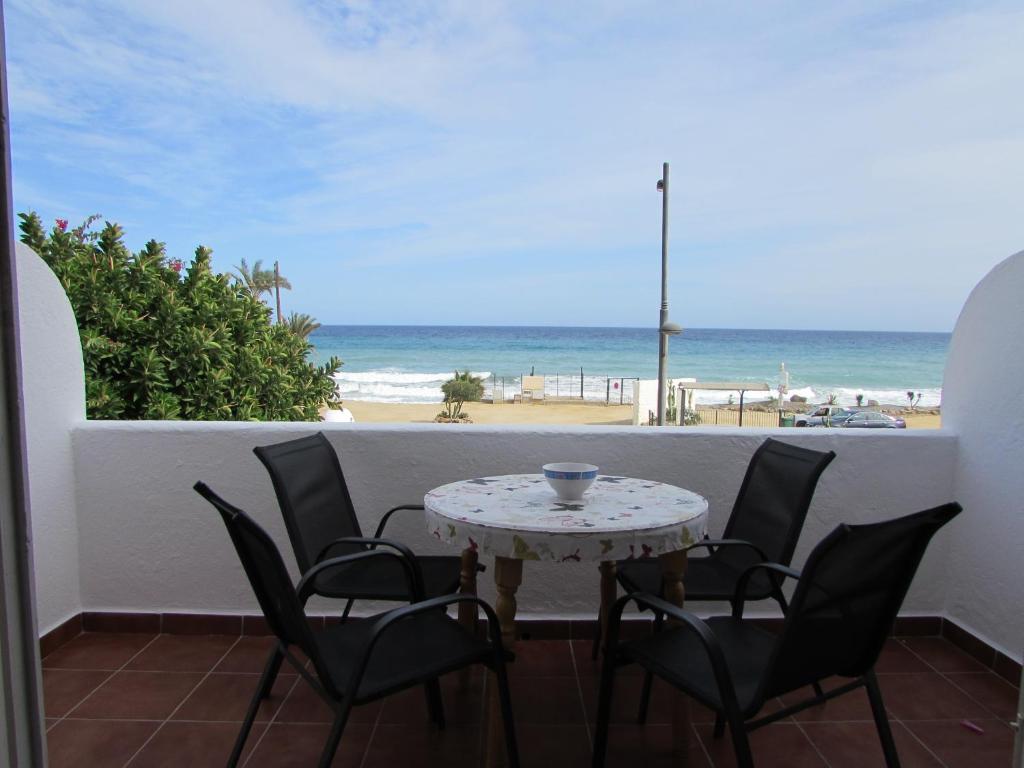 - Balcón con mesa y sillas y vistas a la playa en MOJACAR HOME AND BEACH en Mojácar