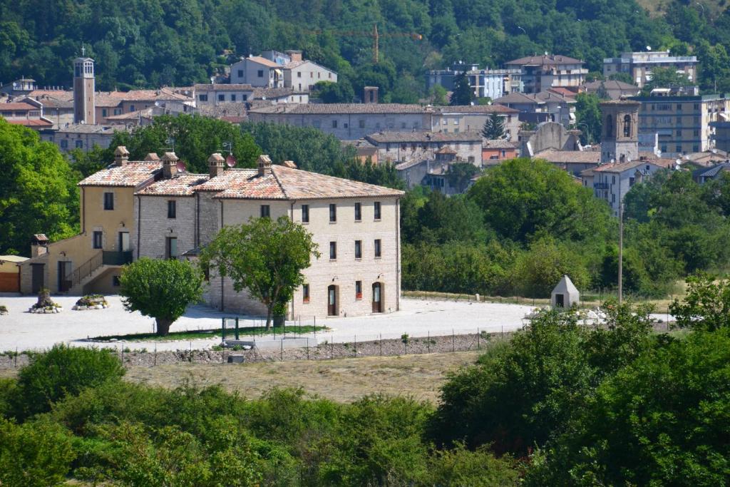 un vecchio edificio nel centro di una città di Agriturismo Antico Muro a Sassoferrato