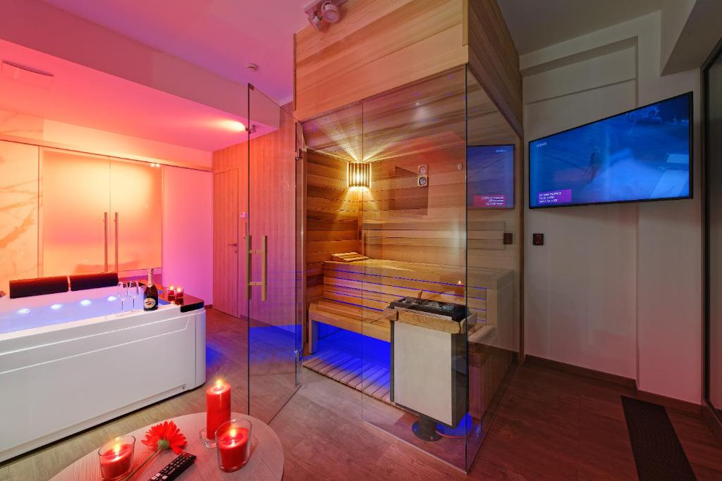 TV a/nebo společenská místnost v ubytování Hotel Aura Design & Garden Pool