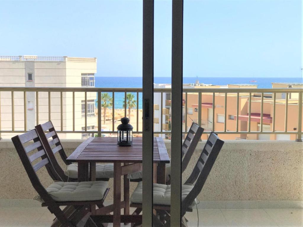 カンブリルスにあるApartamento con vistas al mar Edif Espigons 129B - INMO22のテーブルと椅子、海の景色を望むバルコニー