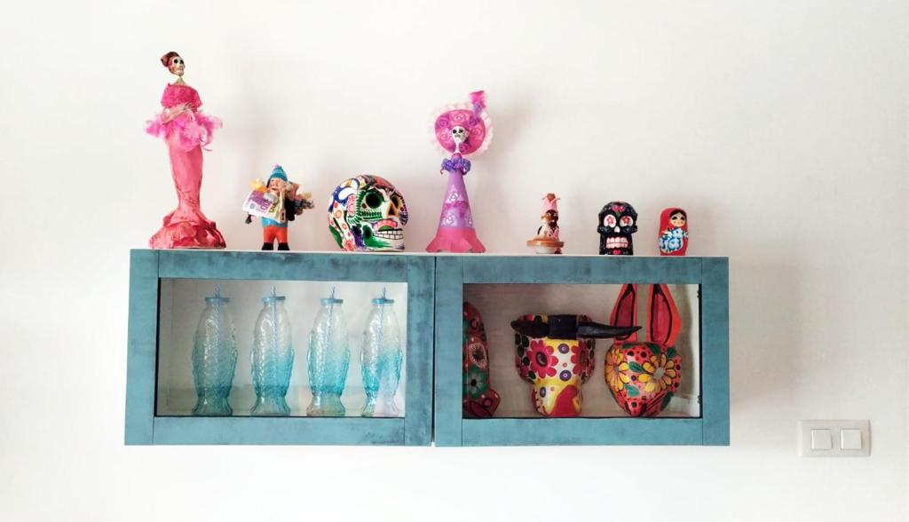 a shelf with glass vases and figurines on it at Apartamento Boho Chic Costa da Morte A Favela in Neaño