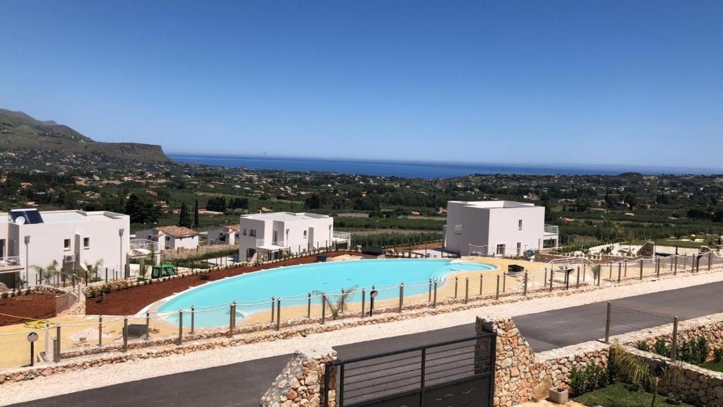 vista al mar de una piscina en una villa en Villa Noto-Giardino degli Allori Scopello en Balata di Baida