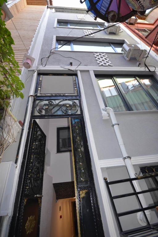 un accès à un bâtiment avec une porte noire dans l'établissement IVY SULTANAHMET, à Istanbul