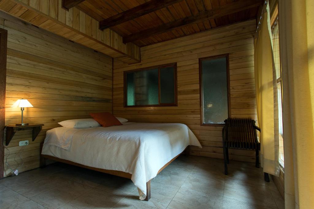 Postel nebo postele na pokoji v ubytování Mindo Lago Hotel Destino