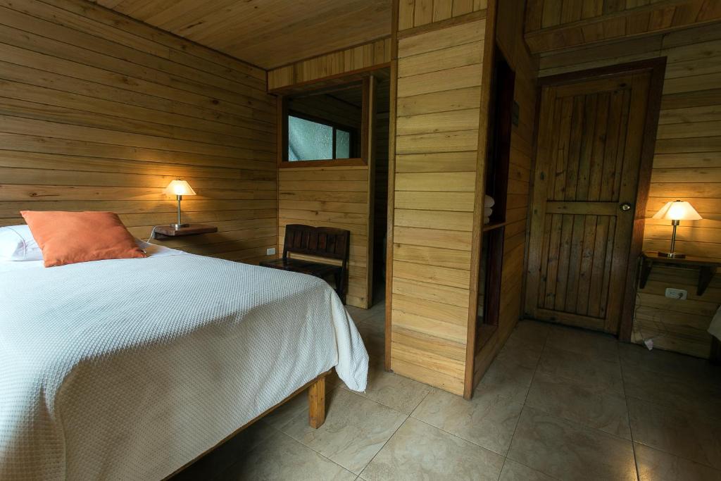 Postel nebo postele na pokoji v ubytování Mindo Lago Hotel Destino