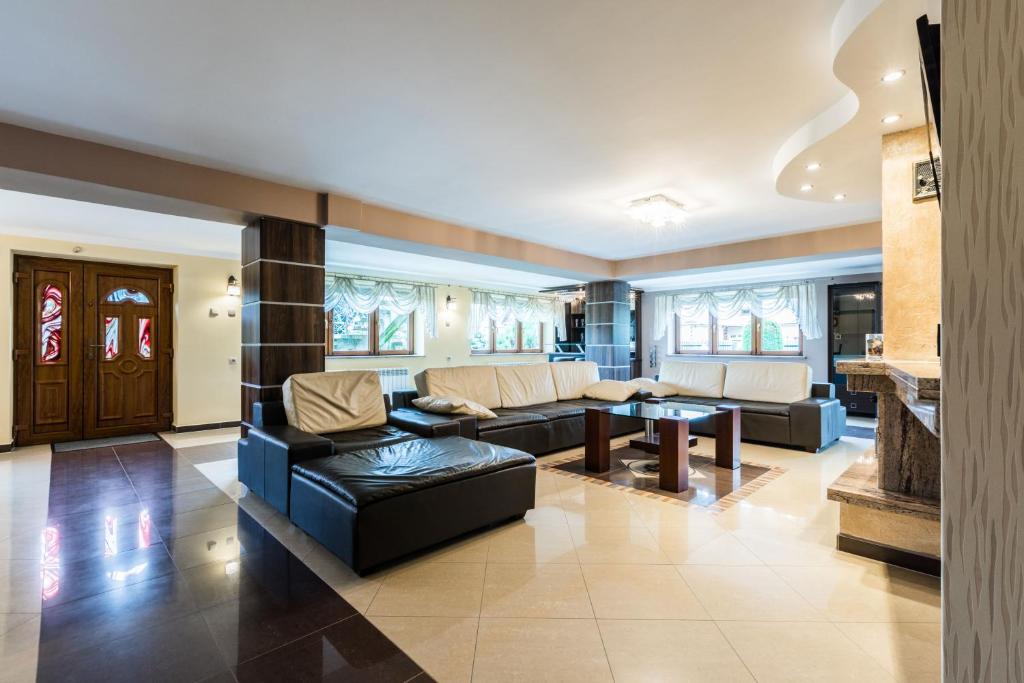 ein Wohnzimmer mit Sofa und Tisch in der Unterkunft Willa Kietówka in Ciche