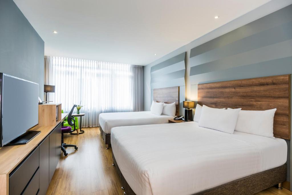 La Quinta by Wyndham Medellin - Superior Queen Room With Two Queen Beds