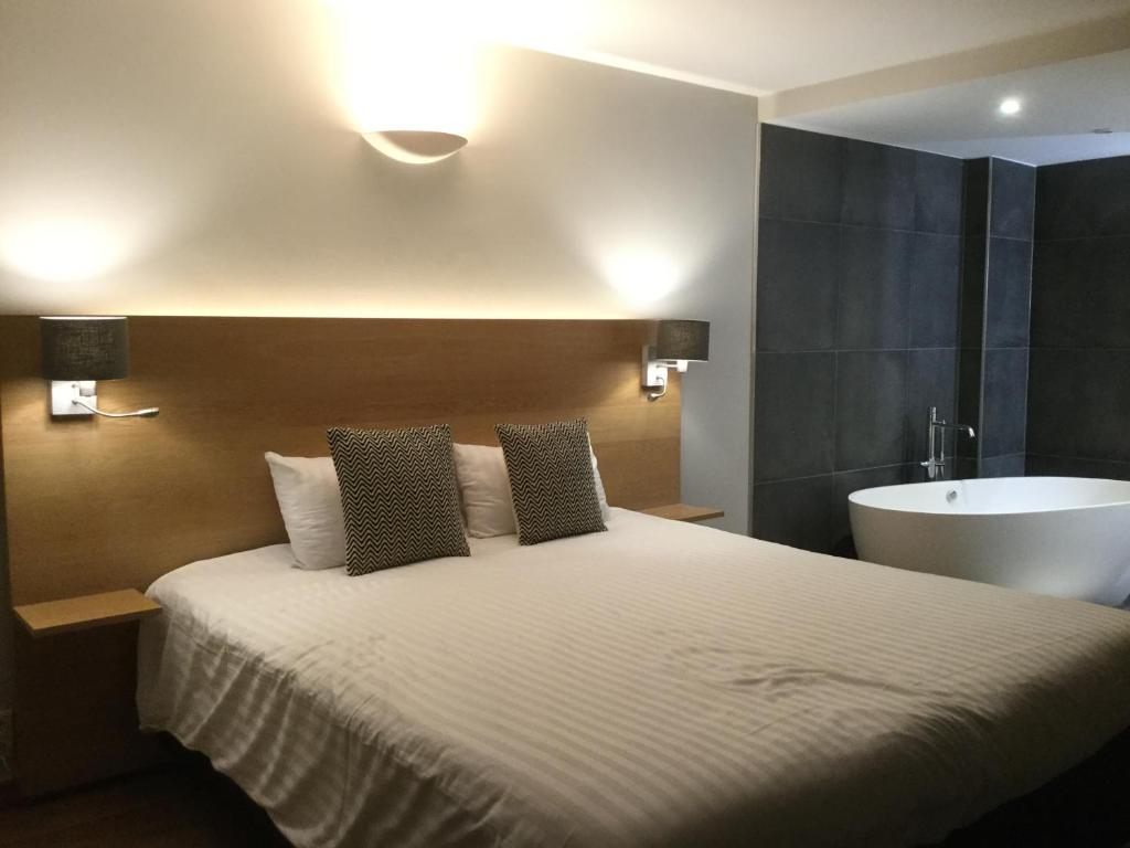 Postel nebo postele na pokoji v ubytování Hotel Côté Cour