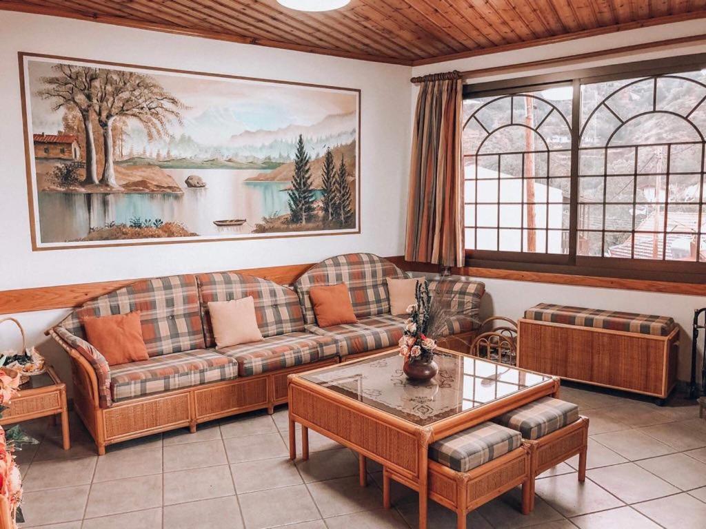 sala de estar con sofá y mesa en Agridia View House, en Limassol