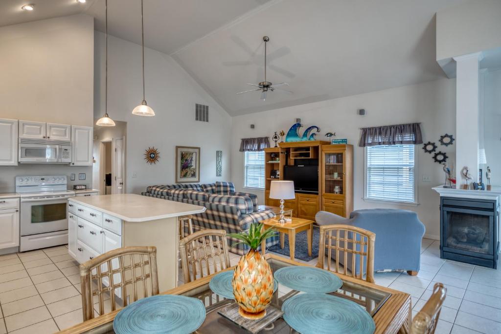 uma cozinha e sala de estar com mesa e cadeiras em Sandyhill Sunrise em Ocean City