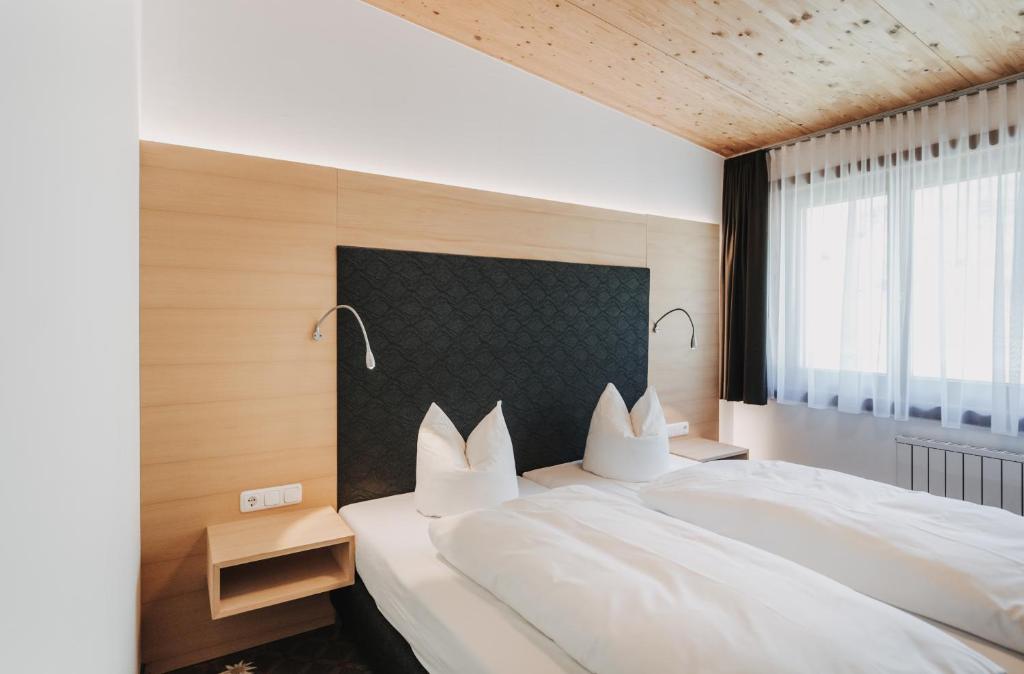Postel nebo postele na pokoji v ubytování Hotel Adler