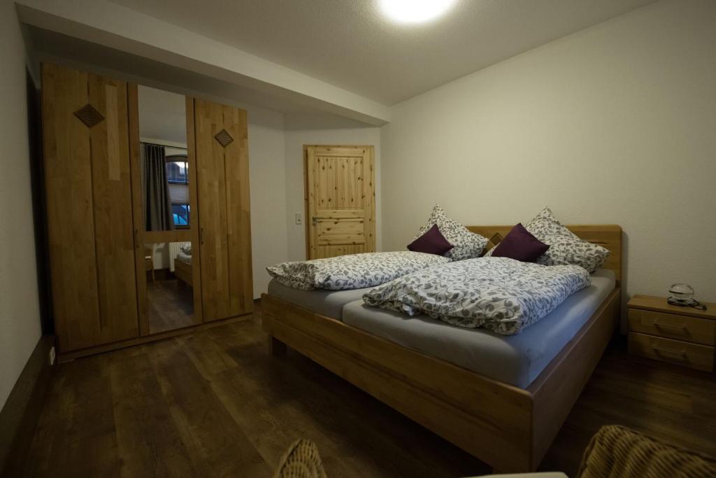 ein Schlafzimmer mit einem Bett und einem großen Spiegel in der Unterkunft Heuhotel und Gästehaus Kohlstädt in Bad Sooden-Allendorf