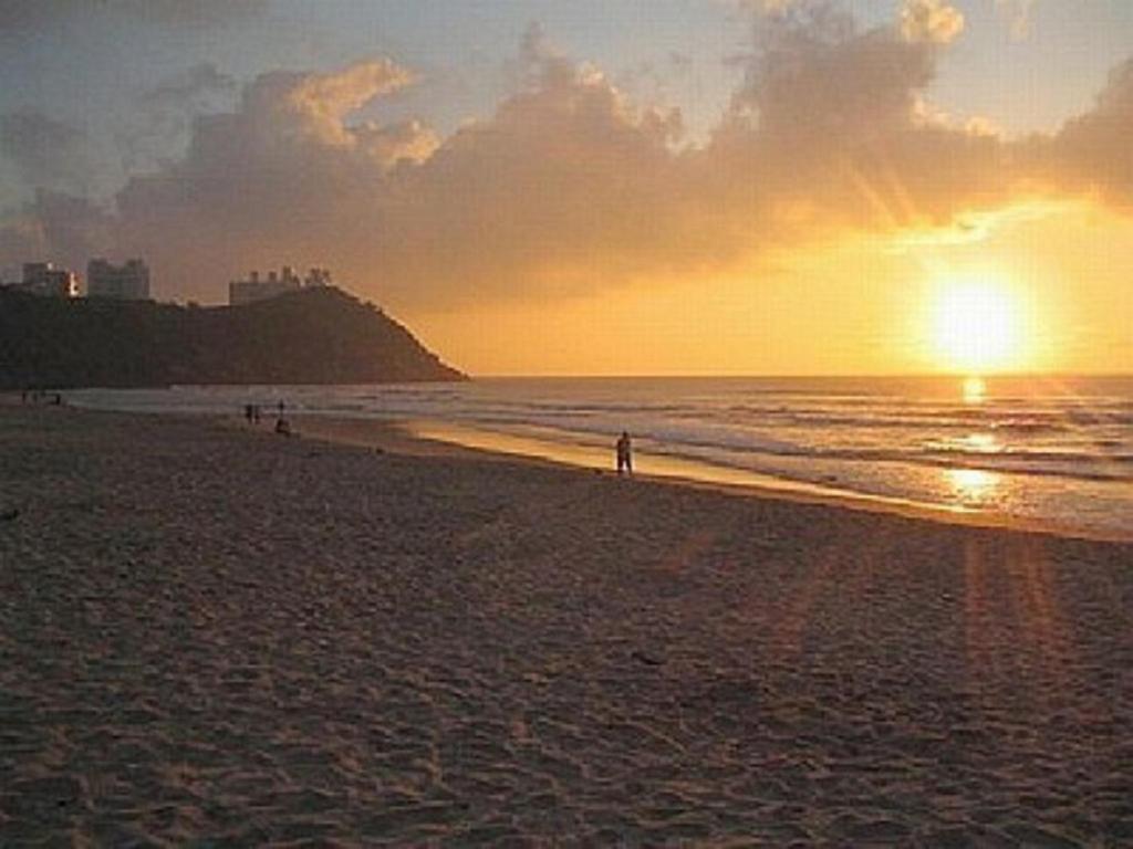  Ap 2 quartos suite wifi 30m da praia