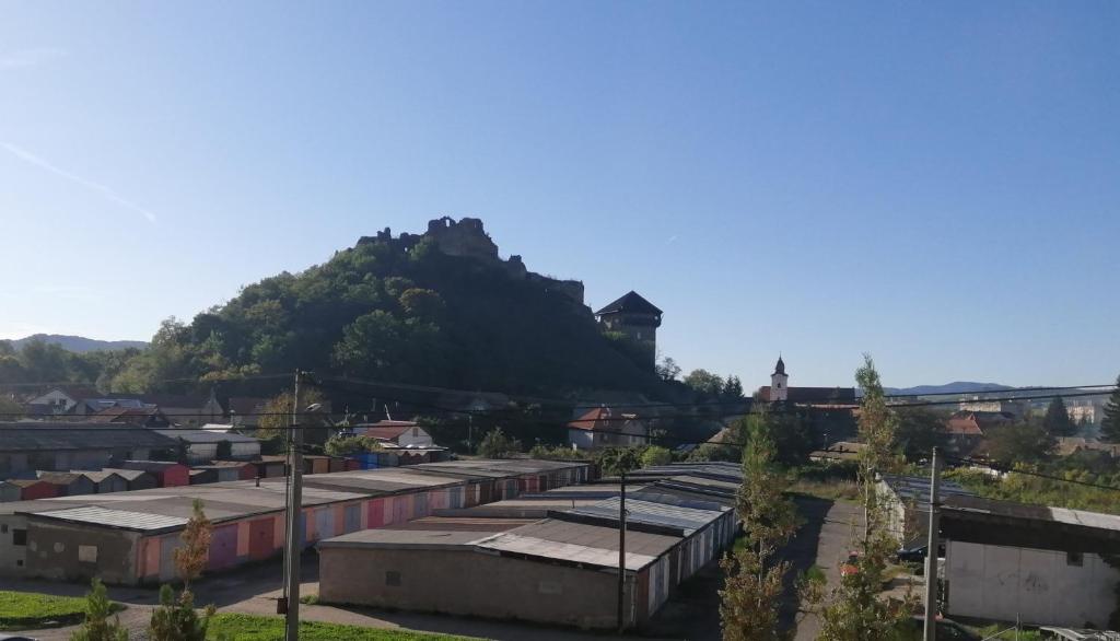Blick auf eine Stadt mit einem Berg im Hintergrund in der Unterkunft Byt vo Fiľakove in Fiľakovo