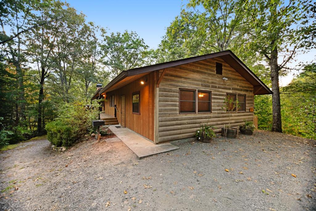 WhittierにあるHollow's Endの森の中の小さな木造小屋