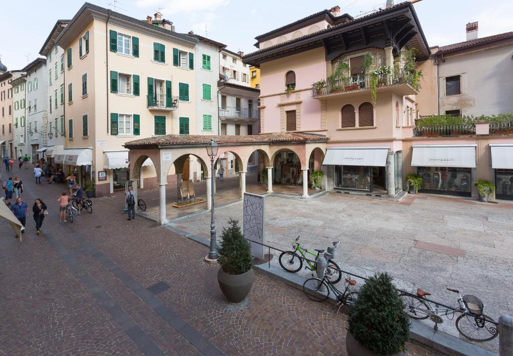 een straat met gebouwen en fietsen op een stoep bij Casa Piazza Erbe 70 mq in Riva del Garda