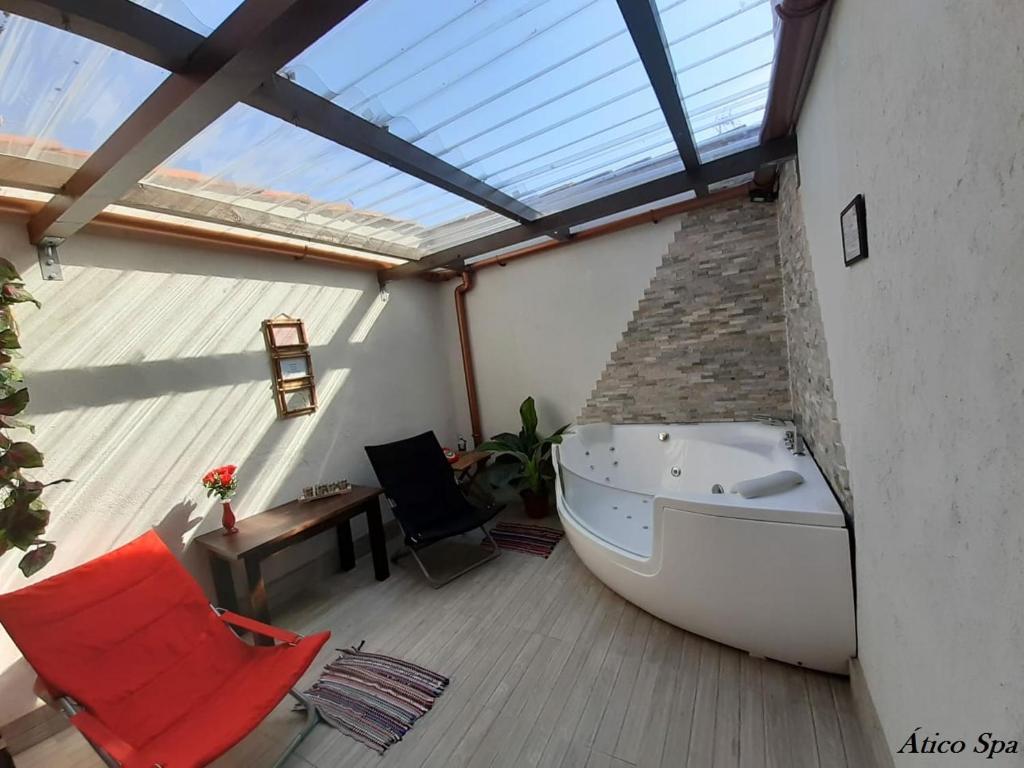 bañera en una habitación con techo en Casas Toya Jacuzzi, en Uceda