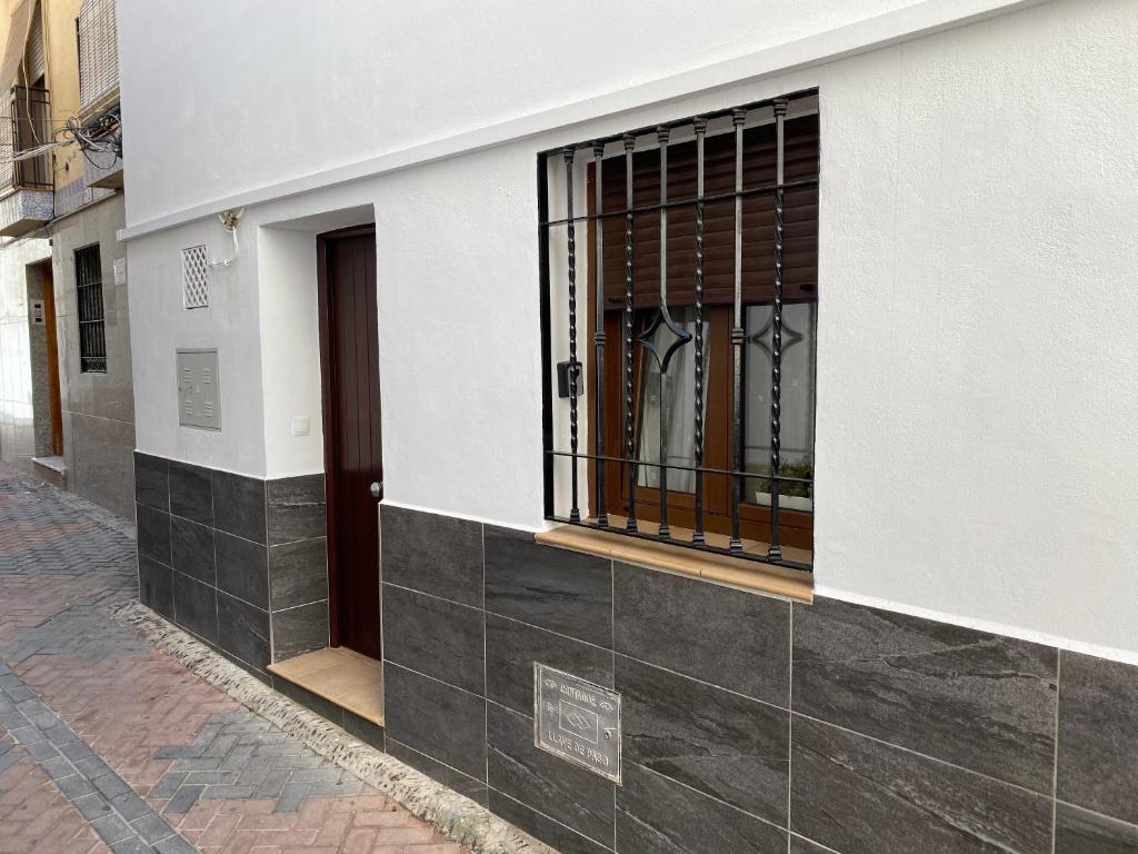 budynek z zakratowanym oknem na ulicy w obiekcie Casa Céntrica con Wifi Gratis w Almuñécar