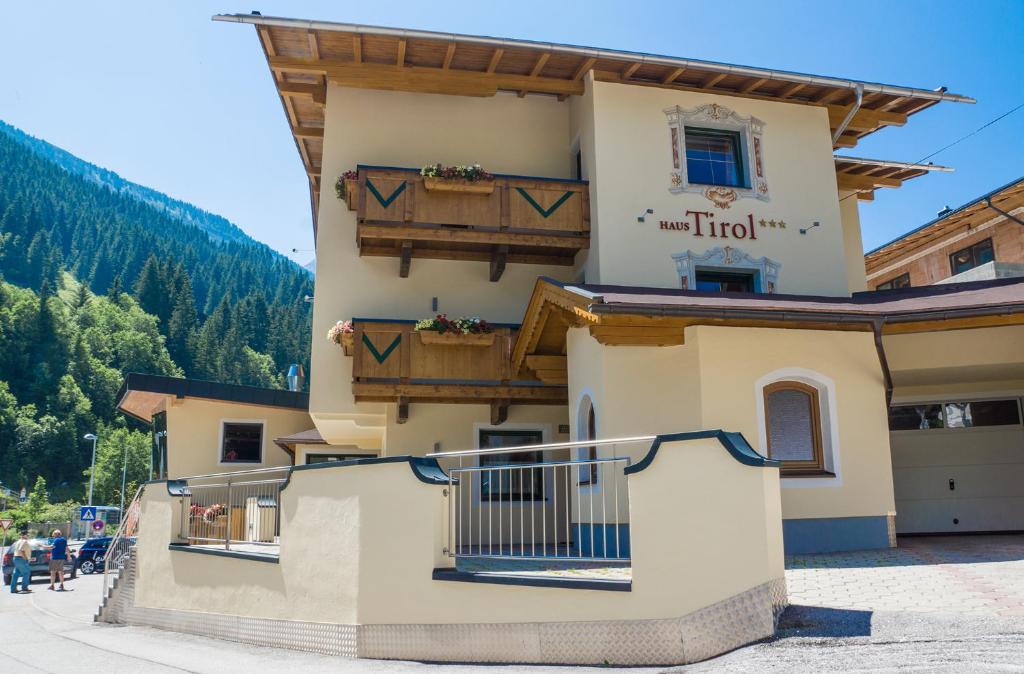 ein Gebäude mit Balkon auf der Seite in der Unterkunft Haus Tirol in Tux