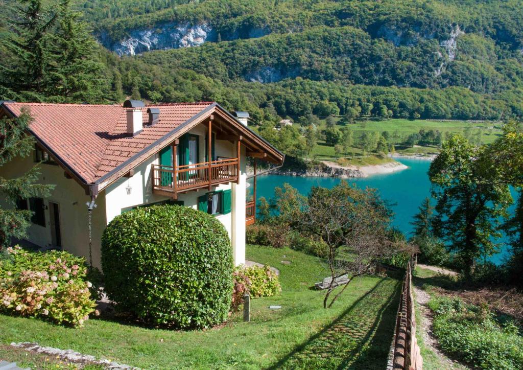 een huis op een heuvel met uitzicht op een meer bij Al Trovante - Gardaslowemotion in Tenno