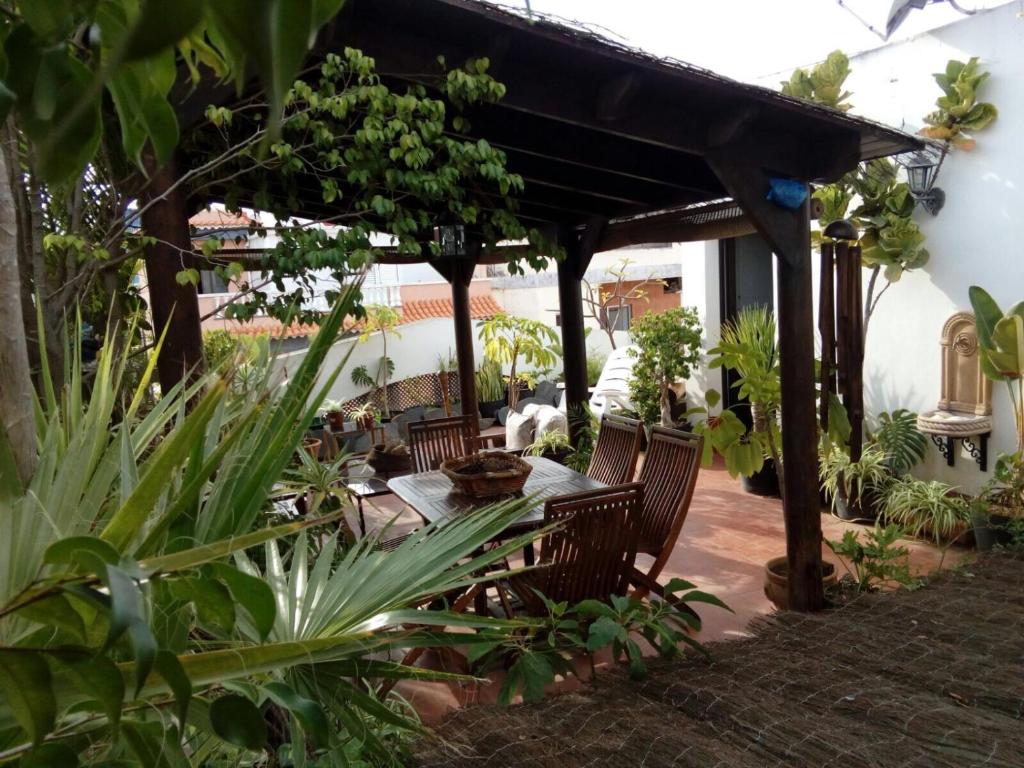 une terrasse avec une table, des chaises et des plantes dans l'établissement LOFT GREEN, à La Laguna