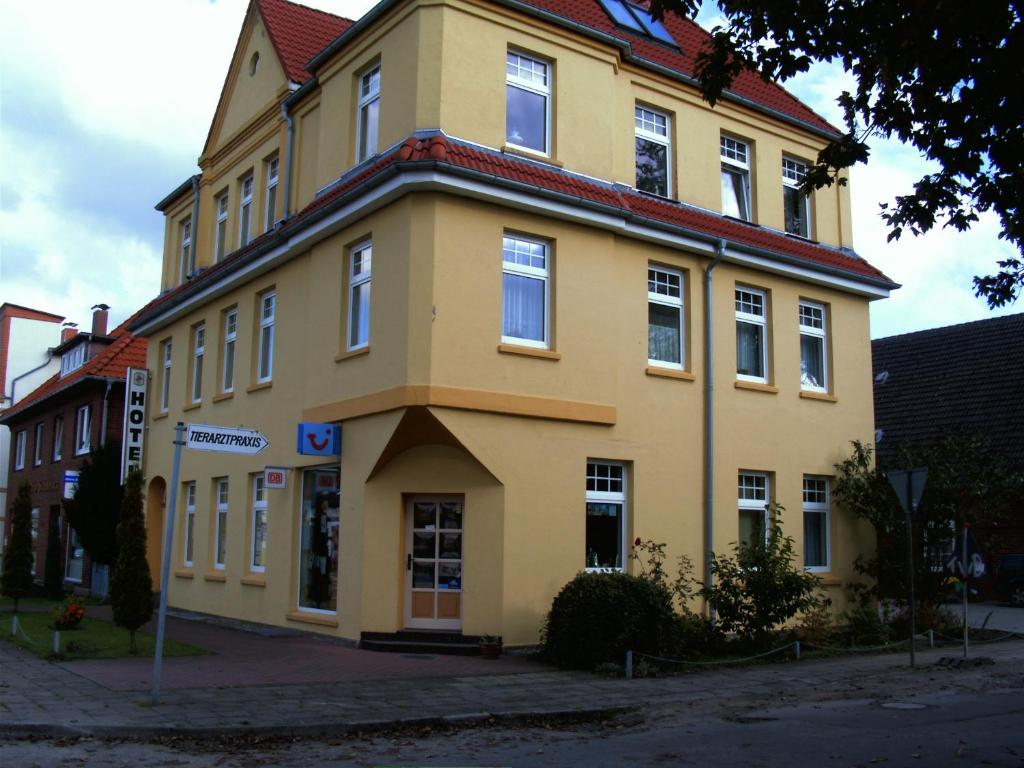 ein großes gelbes Gebäude mit rotem Dach in der Unterkunft Hotel Boizenburger Hof in Boizenburg