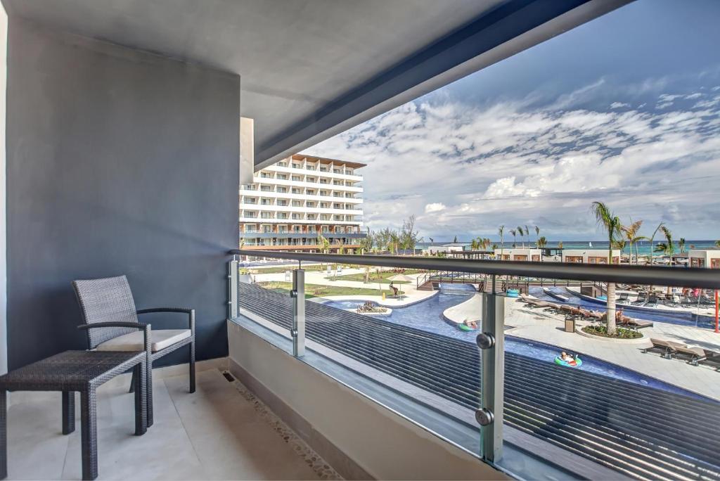Balkón nebo terasa v ubytování Royalton Blue Waters Montego Bay, An Autograph Collection All-Inclusive Resort