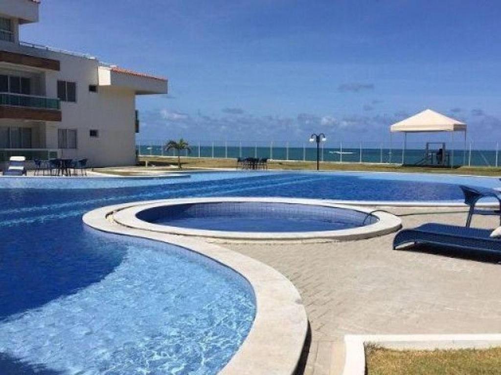 - une piscine avec vue sur l'océan dans l'établissement Apartamento no Corais de Búzios por Carpediem, à Nísia Floresta