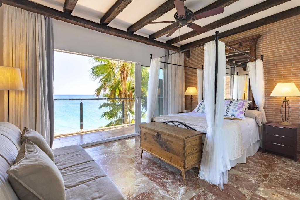 多列毛利诺斯Apartamento Playa Centro Vistas Mar的一间带床的卧室，可欣赏海景