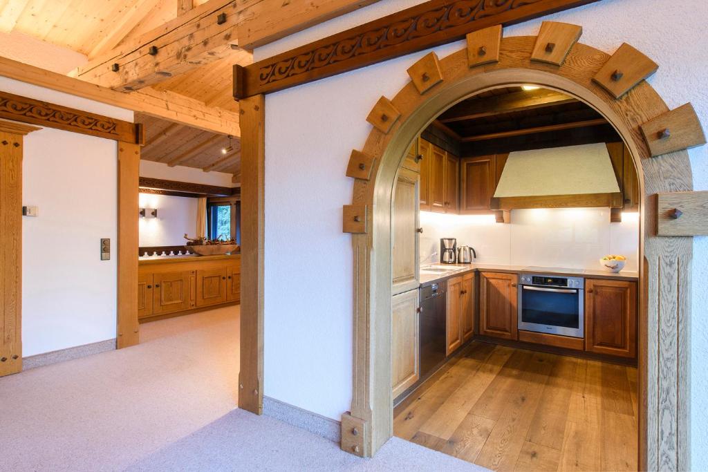 an archway in a kitchen with wooden cabinets at Chalet Waldhaus Rappakopf in Schruns