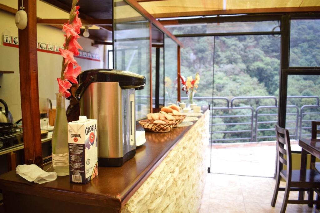 Příslušenství pro přípravu čaje a kávy v ubytování RUMIQOLQA Machupicchu Hotel