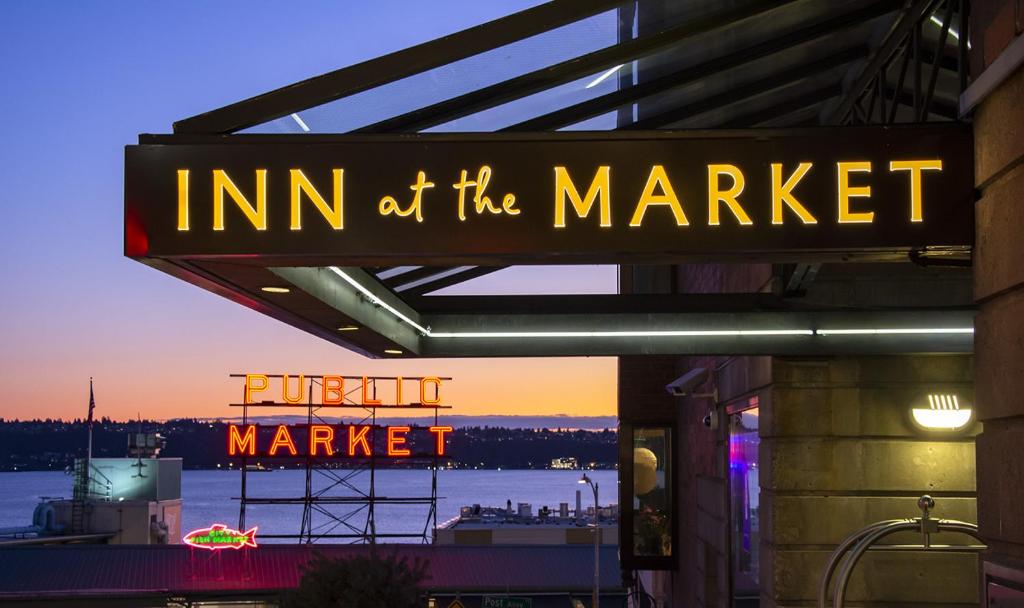 ein Schild, das auf dem Markt eines Gebäudes steht in der Unterkunft Inn at the Market in Seattle