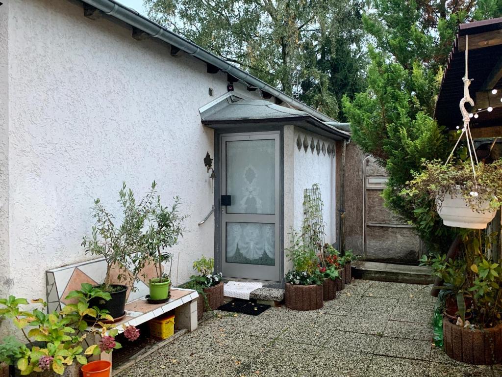 una puerta delantera de una casa con macetas en Der königliche Innengarten, frei nach Diego, en Mülheim an der Ruhr