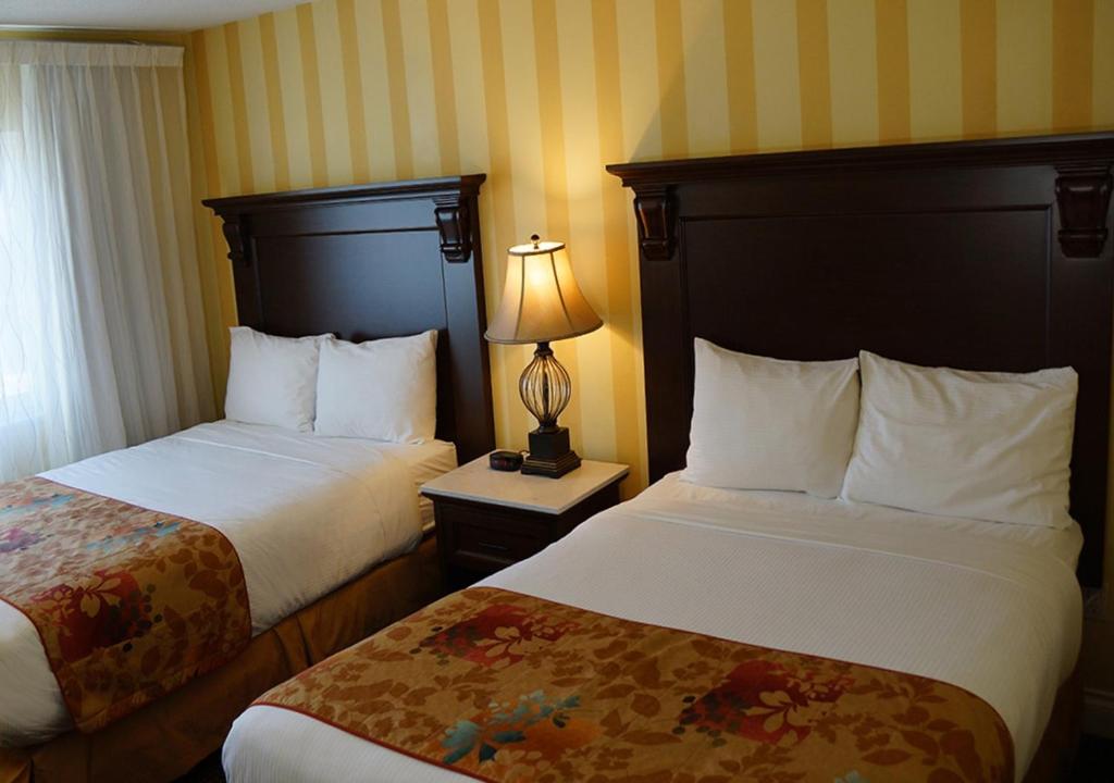 En eller flere senge i et værelse på Arbutus Inn