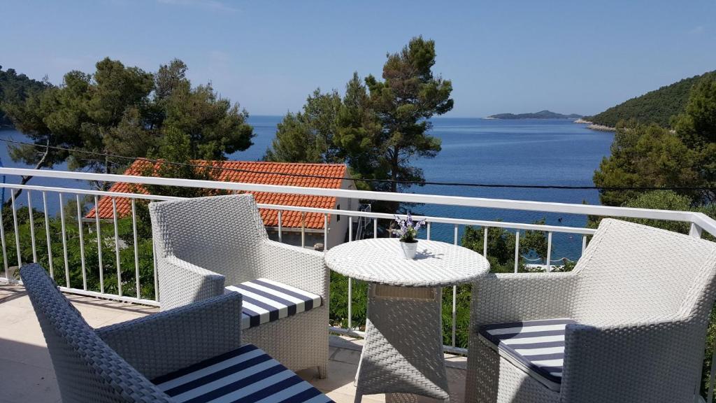 einen Balkon mit Stühlen, einem Tisch und Meerblick in der Unterkunft Apartment Mila - 80m to the beach in Brna