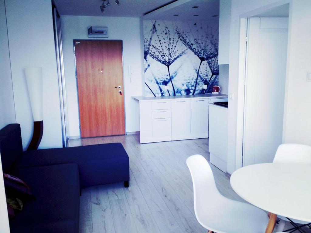 sala de estar con sofá azul y mesa en Apartament ul Mlynowa i parking podziemny, en Białystok