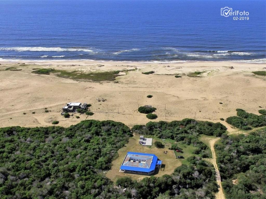 una vista aérea de una playa con una casa y una piscina en Posada Buscavida Close to CABO POLONIO, Oceanía del Polonio, en Rocha