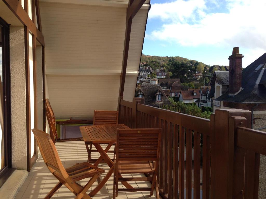 balcón con sillas, mesa y vistas en Appartements Blonville Centre (2 ou 3 chambres) en Blonville-sur-Mer