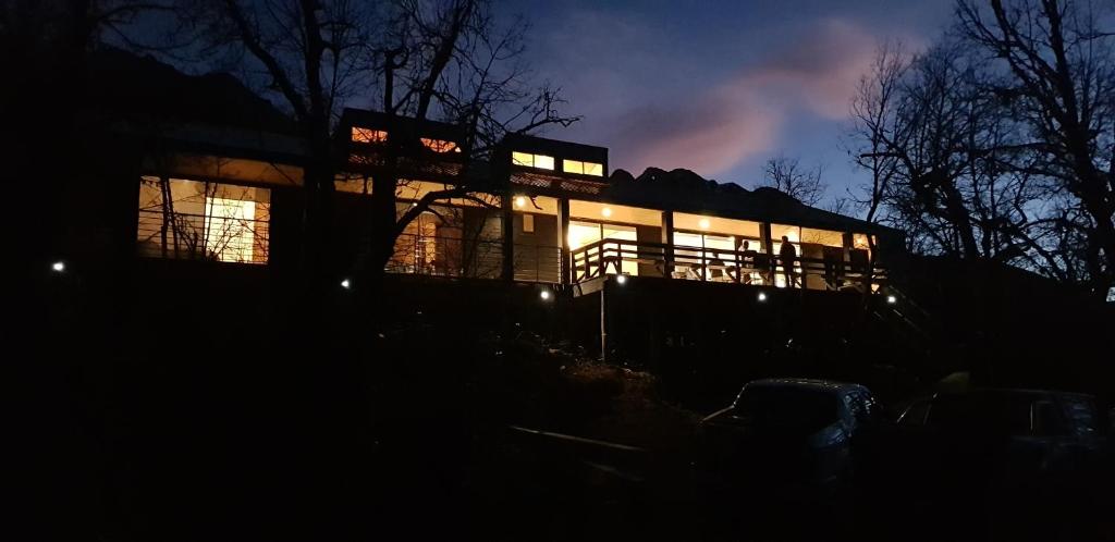 ein nachts beleuchtetes Haus mit eingeschaltetem Licht in der Unterkunft Vivelodge in Las Trancas