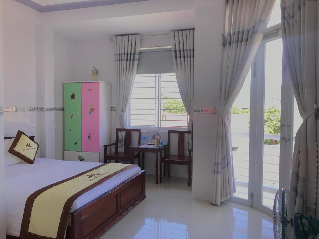 una camera con un letto e una grande finestra di NGỌC QUÝ Mini House a Quy Nhon