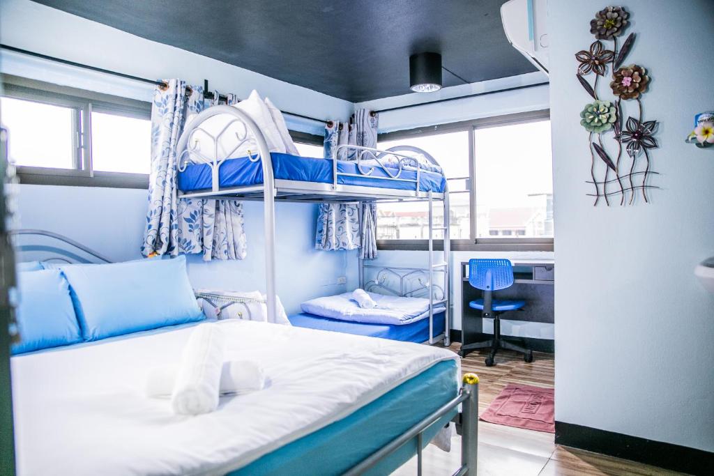 een slaapkamer met 2 stapelbedden en een bureau bij Bangkok Canale Home at Khaosarn in Bangkok