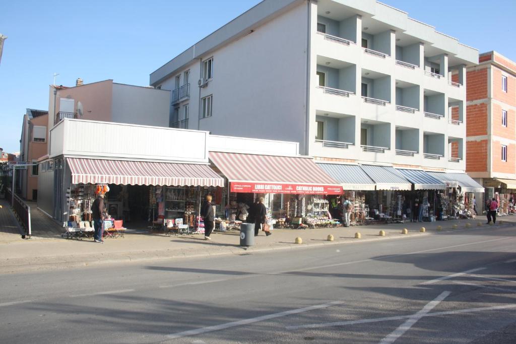 una tienda en una esquina con un edificio en Guest House Mačun, en Međugorje